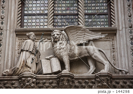 有翼の獅子像 ライオンの写真素材