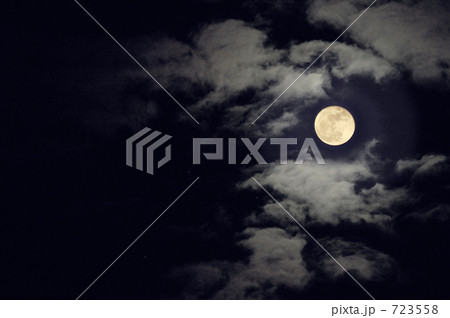 朧月 雲の写真素材 - PIXTA