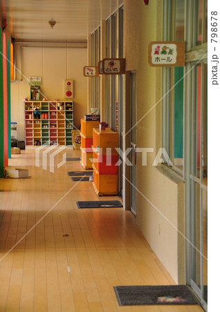 幼稚園 廊下 下駄箱の写真素材