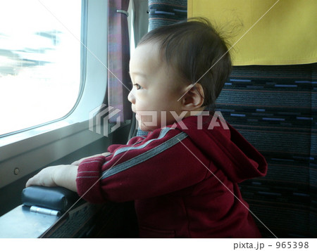 子供 車窓 窓 新幹線の写真素材