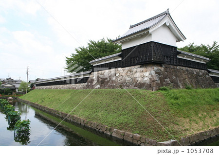 緑色 城 白壁 黒塀の写真素材