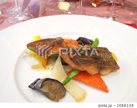 イサキ 魚 洋風 料理の写真素材