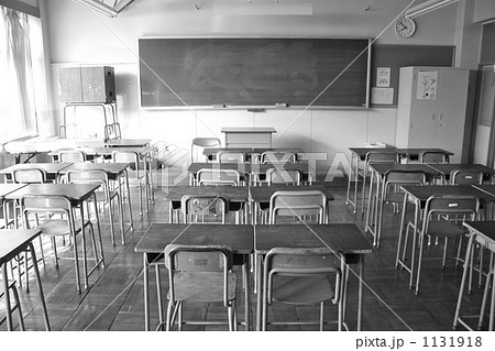 教室 学校 机 白黒の写真素材