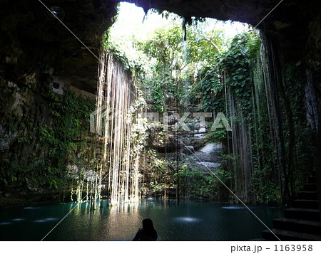 ジャングル 洞窟 泉 セノーテの写真素材