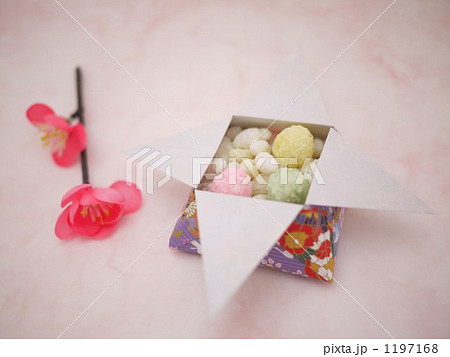 折り紙 桃の花 千代紙 雛あられの写真素材