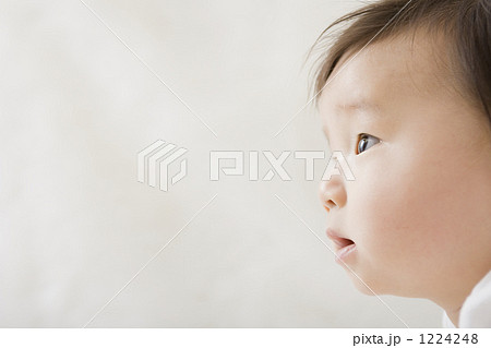 人物 子供 赤ちゃん 横顔 男の子 かわいいの写真素材