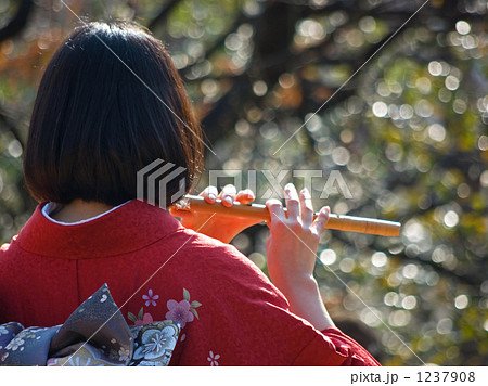 女性 和服 横笛 赤色の写真素材