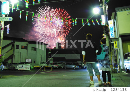 後姿 打ち上げ花火 恋人 花火の写真素材