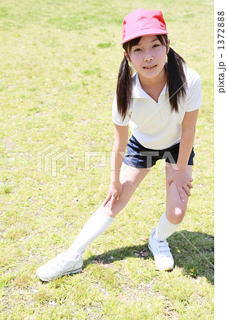 子供 女の子 小学生 体操服の写真素材