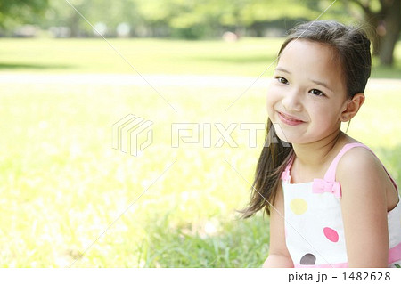 子供 女の子 人物 ハーフの写真素材