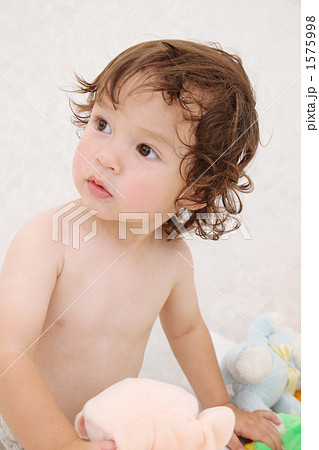 幼児 男の子 子供 裸の写真素材