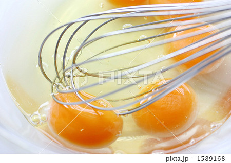 ボール 泡立て器 卵白 生卵 かき混ぜるの写真素材