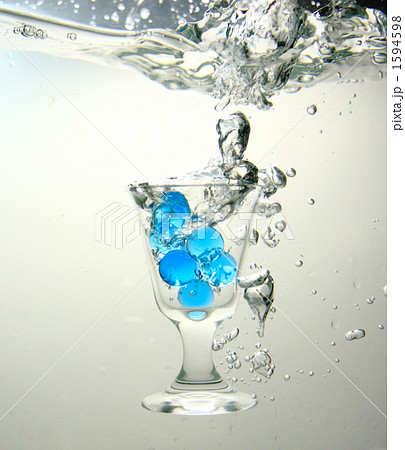 気泡 泡 水槽 清涼の写真素材