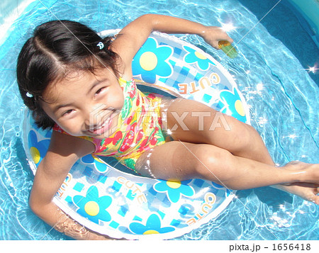 水着 女の子 浮き輪 午後の写真素材