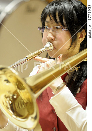 トロンボーン 人物 吹奏楽 楽器の写真素材