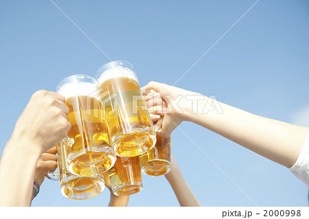 乾杯 酒 ビール 空抜けの写真素材