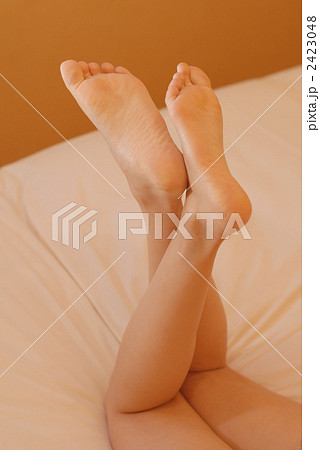 美脚 シーツ セクシー 足の写真素材