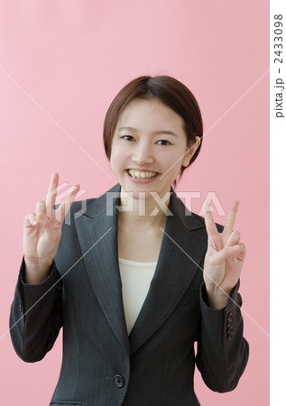 ポラロイド写真 ピースサイン 女性 s-20121130004757208864.jpg