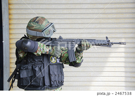 特殊部隊 ミリタリー ８９式小銃 サバイバルゲームの写真素材