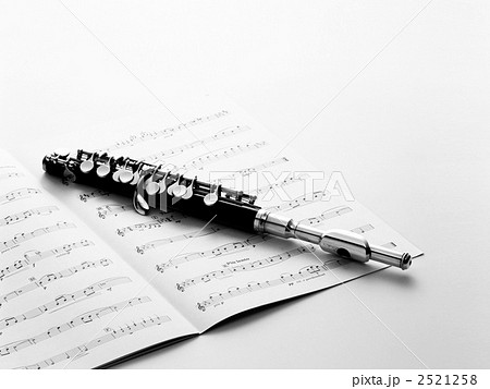 ピッコロ 木管楽器 楽器 音符の写真素材