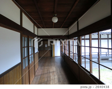 廊下 日本家屋 空間 窓の写真素材