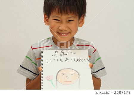 人物 子供 男の子 似顔絵 白色 にがお絵 1人 屋内 小学生の写真素材