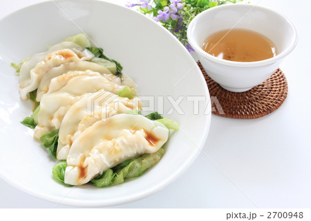 水餃子 白パック 肉料理 茹で餃子の写真素材 水餃子 白パック 肉料理 茹で餃子の写真素材