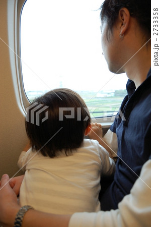 子供 車窓 窓 新幹線の写真素材
