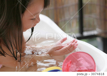 子供 水風呂 女の子 女子の写真素材