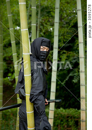 忍者 竹林 振り返る 隠れるの写真素材