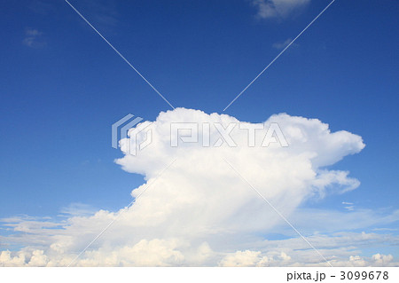 入道雲 青空 空 キノコ雲の写真素材