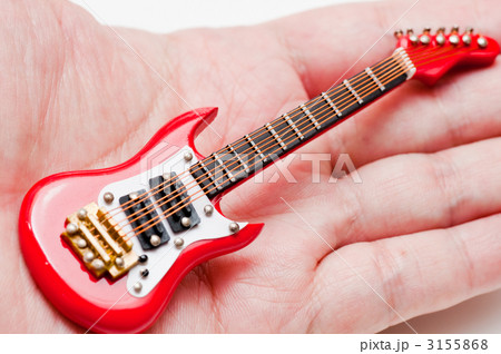 ギター ミニチュア 掌 エレキギターの写真素材