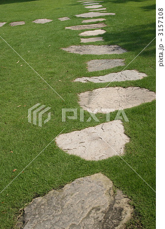 飛び石 芝生 緑色 庭の写真素材