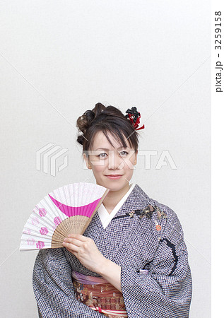 扇子 手 持つ 女性の写真素材