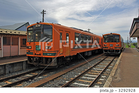 スズムシ号 津軽21形気動車 金木駅 走れメロス号の写真素材