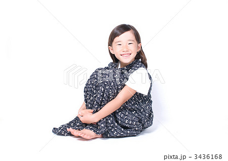 小学生 座る 体育座り 膝を抱えるの写真素材