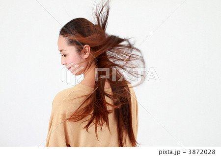 女性 髪 長髪 なびくの写真素材