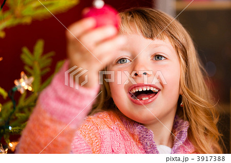 外人 外国人 クリスマス 子供の写真素材
