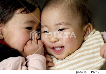 ハグ 姉妹 抱きつく こどもの写真素材
