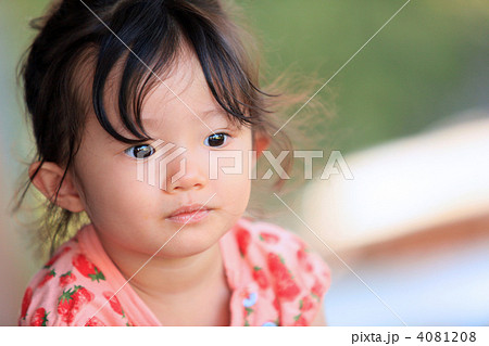 丸首 子供 丸顔 女の子の写真素材