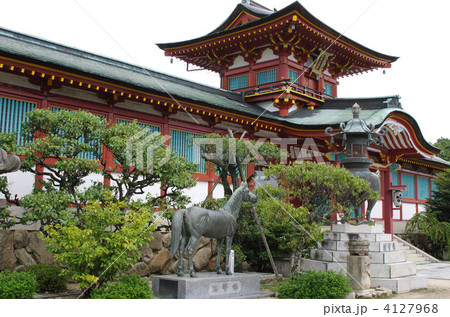 神社 本殿 防府天満宮 馬の写真素材