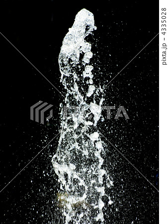 水 水しぶき 白黒 モノトーンの写真素材