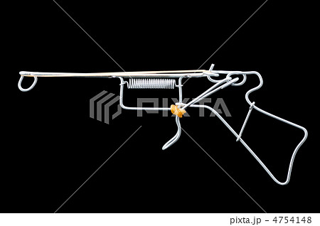 玩具 針金細工 ゴム銃 輪ゴム銃 銃の写真素材