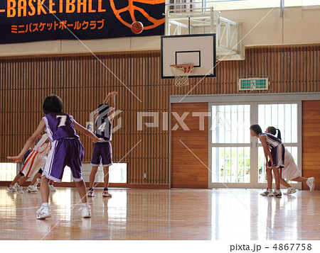 シュート ミニバス ミニバスケットボール 女の子の写真素材