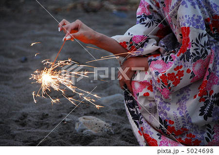 浴衣 線香花火 花火 夏の夜の写真素材 Pixta