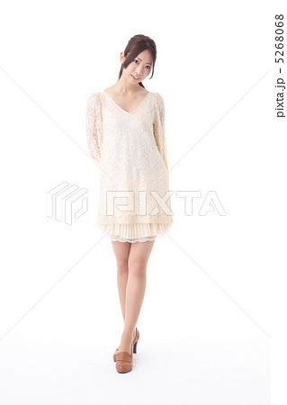 人物 女性 立ち姿 ポーズ 白バック 日本人 喜び 笑顔 モデル 全身の写真素材