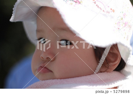 ふてぶてしい 子供 変顔の写真素材