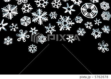 雪 結晶 折り紙 切り絵 冬 コピースペース 黒バックの写真素材