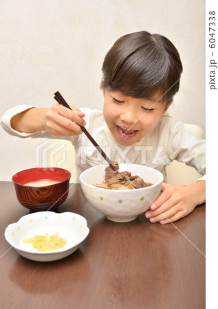 女の子 食事 牛丼 食べるの写真素材