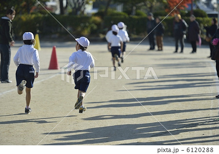 マラソン大会 走る 小学生 マラソンの写真素材